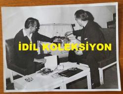 BİRSEN ARMAĞAN'IN OTEL ODASINDAKİ ÖLÜMÜ SONRASINDA EŞYALARININ TEK TEK İNCELENDİĞİ ANLARIN ORİJİNAL BÜYÜK BOY 3'LÜ FOTOĞRAF SETİ - 24 x 18 cm EBADINDA - BİRSEN ARMAĞAN'IN ÖZEL KAYITLARININ YER ALDIĞI SES BANDI ve HATIRA DEFTERİ, OTEL İŞLETMECİSİ NİHAT ÖZER TARAFINDAN İNCELENİRKEN ÇEKİLMİŞ 3 FARKLI KARE (FOTOĞRAF ARKALARINDA AJANS NOTU İÇEREN NOT KAĞITLARI YER ALMAKTADIR) ÖZEL ARŞİV!