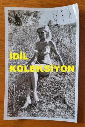 PAKİZE SUDA'NIN ORİJİNAL FOTOĞRAFI - 18 x 12 cm EBADINDA - PAKİZE SUDA, BİKİNİSİYLE ÇALILAR ARASINDA POZ VERİRKEN ÇEKİLMİŞ BİR KARE (ÜNSAL BOZKURT)