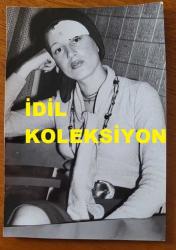 PAKİZE SUDA'NIN ORİJİNAL FOTOĞRAFI - 15,5 x 10,5 cm EBADINDA - PAKİZE SUDA, BANDAJLA KAPATILMIŞ YARALI ALNIYLA KADRAJA POZ VERİRKEN ÇEKİLMİŞ BİR KARE (YAVUZ YÜKSEL)
