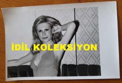 SİNEMA OYUNCUSU SEVGİ CAN'IN ORİJİNAL FOTOĞRAFI - 18 x 12 cm EBADINDA - SEVGİ CAN, KADRAJA POZ VERİRKEN ÇEKİLMİŞ NET KALİTEDE BİR FOTOĞRAF. (ÜNSAL BOZKURT)