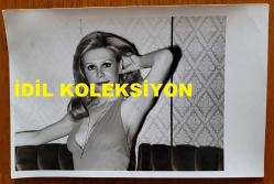 SİNEMA OYUNCUSU SEVGİ CAN'IN ORİJİNAL FOTOĞRAFI - 18 x 12 cm EBADINDA - SEVGİ CAN, KADRAJA POZ VERİRKEN ÇEKİLMİŞ NET KALİTEDE BİR FOTOĞRAF. (ÜNSAL BOZKURT)