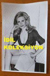 SİNEMA OYUNCUSU SEVGİ CAN'IN ORİJİNAL FOTOĞRAFI - 18 x 12 cm EBADINDA - SEVGİ CAN, KADRAJA POZ VERİRKEN ÇEKİLMİŞ NET KALİTEDE BİR FOTOĞRAF. (ÜNSAL BOZKURT)