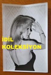 SİNEMA OYUNCUSU SEVGİ CAN'IN ORİJİNAL FOTOĞRAFI - 18 x 12 cm EBADINDA - SEVGİ CAN, SIRTINI DÖNÜP KADRAJA POZ VERİRKEN ÇEKİLMİŞ NET KALİTEDE BİR FOTOĞRAF. (ÜNSAL BOZKURT)