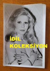 SİNEMA OYUNCUSU SEVGİ CAN'IN ORİJİNAL FOTOĞRAFI - 18 x 12 cm EBADINDA - SEVGİ CAN, SIRTINI DÖNÜP KADRAJA POZ VERİRKEN ÇEKİLMİŞ BİR FOTOĞRAF. (ÜNSAL BOZKURT)