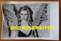 SİNEMA OYUNCUSU SEVGİ CAN'IN ORİJİNAL FOTOĞRAFI - 18 x 12 cm EBADINDA - SEVGİ CAN, KADRAJA POZ VERİRKEN ÇEKİLMİŞ NET KALİTEDE BİR FOTOĞRAF. (ÜNSAL BOZKURT)