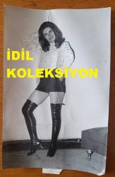 SİNEMA OYUNCUSU SEVGİ CAN'IN ORİJİNAL FOTOĞRAFI - 18 x 12 cm EBADINDA - SEVGİ CAN, MİNİ ŞORTUYLA KADRAJA POZ VERİRKEN ÇEKİLMİŞ BİR KARE (AÇIKLAMAYI OKUYUNUZ)