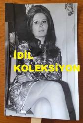 SİNEMA OYUNCUSU SEVGİ CAN'IN ORİJİNAL FOTOĞRAFI - 18 x 12 cm EBADINDA - SEVGİ CAN, KADRAJA POZ VERİRKEN ÇEKİLMİŞ BİR KARE (AÇIKLAMAYI OKUYUNUZ)