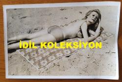 SİNEMA OYUNCUSU SEVGİ CAN'IN ORİJİNAL FOTOĞRAFI - 18 x 12 cm EBADINDA - SEVGİ CAN, BİKİNİSİYLE KUMSALDA UZANIP POZ VERİRKEN ÇEKİLMİŞ BİR KARE