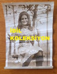 SİNEMA OYUNCUSU SEVGİ CAN'IN ORİJİNAL FOTOĞRAFI - 18 x 12 cm EBADINDA - SEVGİ CAN, SALINCAKTA GÜLÜMSEYEREK KADRAJA POZ VERİRKEN ÇEKİLMİŞ BİR KARE (AÇIKLAMAYI OKUYUNUZ) 30 KASIM 1974