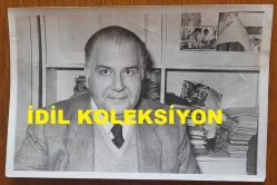 SANAYİCİ, İŞ ADAMI ve TÜSİAD ESKİ BAŞKANI ALİ KOÇMAN'IN ORİJİNAL FOTOĞRAFI - 18 x 12 cm EBADINDA - ALİ KOÇMAN, ÇALIŞMA MASASINDA POZ VERİRKEN ÇEKİLMİŞ BİR KARE