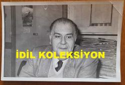 SANAYİCİ, İŞ ADAMI ve TÜSİAD ESKİ BAŞKANI ALİ KOÇMAN'IN ORİJİNAL FOTOĞRAFI - 18 x 12 cm EBADINDA - ALİ KOÇMAN, ÇALIŞMA MASASINDA OTURURKEN ÇEKİLMİŞ BİR KARE