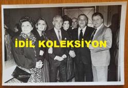 SANAYİCİ, İŞ ADAMI ve TÜSİAD ESKİ BAŞKANI ALİ KOÇMAN'IN ORİJİNAL FOTOĞRAFI - 18 x 12 cm EBADINDA - ALİ KOÇMAN, BİR DAVETİYEDE ŞEN AKÇİT, SEVDA AKÇİT, METİN TOKER, MUTLU İLMEN, ERDEN İLMEN ve MUAFAKAT AKÇİT İLE TOPLUCA HATIRA POZU VERİRKEN ÇEKİLMİŞ BİR KARE. 2 KASIM 1984 (VAKKO SANAT'TAKİ ALİ KOÇMAN KOLEKSİYONU SERGİSİ'NDEN)