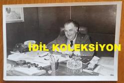 SANAYİCİ, İŞ ADAMI ve TÜSİAD ESKİ BAŞKANI ALİ KOÇMAN'IN ORİJİNAL FOTOĞRAFI - 18 x 12 cm EBADINDA - ALİ KOÇMAN, ÇALIŞMA MASASINDA GÜLÜMSEYEREK OTURURKEN ÇEKİLMİŞ BİR KARE. NİSAN 1988