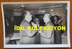 SANAYİCİ, İŞ ADAMI ve TÜSİAD ESKİ BAŞKANI ALİ KOÇMAN'IN ORİJİNAL FOTOĞRAFI - 18 x 12 cm EBADINDA - ALİ KOÇMAN, VAKKO SANAT'TAKİ ALİ KOÇMAN KOLEKSİYONU SERGİSİ'NDE METİN TOKER ve VİTALİ HAKKO İLE SOHBET EDERKEN ÇEKİLMİŞ BİR KARE. 2 KASIM 1984