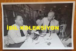 SANAYİCİ, İŞ ADAMI ve TÜSİAD ESKİ BAŞKANI ALİ KOÇMAN'IN ORİJİNAL FOTOĞRAFI - 18 x 12 cm EBADINDA - ALİ KOÇMAN, BEYOĞLU VAKKO SANAT GALERİSİ'NDEKİ SERGİDE İŞ ADAMI ERTUĞRUL SOYSAL'A TANSİYONUNU ÖLÇTÜRÜRKEN ÇEKİLMİŞ BİR KARE. 5 EKİM 1984