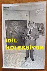SANAYİCİ, İŞ ADAMI ve TÜSİAD ESKİ BAŞKANI ALİ KOÇMAN'IN ORİJİNAL FOTOĞRAFI - 18 x 12 cm EBADINDA - ALİ KOÇMAN, BEYOĞLU VAKKO SANAT GALERİSİ'NDEKİ SERGİDE YER ALAN BİR ESERİN YANINDA POZ VERİRKEN ÇEKİLMİŞ BİR KARE. 5 EKİM 1984