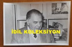 SANAYİCİ, İŞ ADAMI ve TÜSİAD ESKİ BAŞKANI ALİ KOÇMAN'IN ORİJİNAL FOTOĞRAFI - 18 x 12 cm EBADINDA - ALİ KOÇMAN, BÜROSUNDAYKEN YAKINDAN ÇEKİLMİŞ BİR KARE