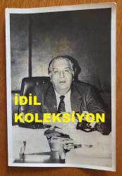 SANAYİCİ, İŞ ADAMI ve TÜSİAD ESKİ BAŞKANI ALİ KOÇMAN'IN ORİJİNAL FOTOĞRAFI - 18 x 12 cm EBADINDA - ALİ KOÇMAN, ÇALIŞMA MASASINDA KADRAJA POZ VERİRKEN ÇEKİLMİŞ BİR KARE