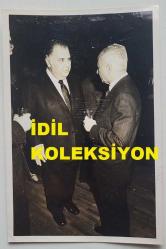 SANAYİCİ, İŞ ADAMI ve TÜSİAD ESKİ BAŞKANI ALİ KOÇMAN'IN ORİJİNAL FOTOĞRAFI - 18 x 12 cm EBADINDA - ALİ KOÇMAN, BAŞBAKAN BÜLENT ULUSU İLE BİR KOKTEYLDE KONUŞURKEN ÇEKİLMİŞ BİR KARE. 28 MAYIS 1982