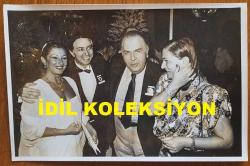 SANAYİCİ, İŞ ADAMI ve TÜSİAD ESKİ BAŞKANI ALİ KOÇMAN'IN ORİJİNAL FOTOĞRAFI - 18 x 12 cm EBADINDA - ALİ KOÇMAN, ÜZEYİR GARİH ve EŞİ LİLİ GARİH'LE BİRLİKTE ALARKO ŞİRKETİ'NİN 30'UNCU KURULUŞ YIL DÖNÜMÜ GECESİNDE HATIRA POZU VERİRKEN ÇEKİLMİŞ BİR KARE. 17 AĞUSTOS 1984