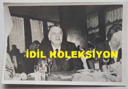 SANAYİCİ, İŞ ADAMI ve TÜSİAD ESKİ BAŞKANI ALİ KOÇMAN'IN ORİJİNAL FOTOĞRAFI - 16,5 x 11 cm EBADINDA - ALİ KOÇMAN, SHERATON OTELİ'NDE DÜZENLENEN BEREKET SOFRASI YEMEĞİNDE YER ALIRKEN ÇEKİLMİŞ BİR KARE. 26 NİSAN 1984