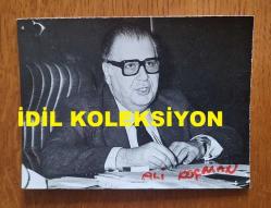 SANAYİCİ, İŞ ADAMI ve TÜSİAD ESKİ BAŞKANI ALİ KOÇMAN'IN ORİJİNAL FOTOĞRAFI - 12 x 9 cm EBADINDA - ALİ KOÇMAN, ÇALIŞMA MASASINDA BİR BELGE İMZALARKEN ÇEKİLMİŞ BİR KARE. 24 ARALIK 1983