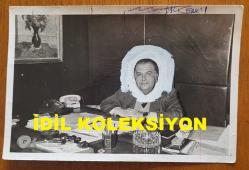 SANAYİCİ, İŞ ADAMI ve TÜSİAD ESKİ BAŞKANI ALİ KOÇMAN'IN ORİJİNAL FOTOĞRAFI - 12 x 9 cm EBADINDA - ALİ KOÇMAN, ÇALIŞMA MASASINDA POZ VERİRKEN ÇEKİLMİŞ BİR KARE. 1982 (AÇIKLAMAYI OKUYUNUZ)