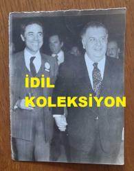 SANAYİCİ, İŞ ADAMI ve TÜSİAD ESKİ BAŞKANI ALİ KOÇMAN'IN ORİJİNAL FOTOĞRAFI - 12 x 9 cm EBADINDA - ALİ KOÇMAN, MEHMET YAZAR'LA EL ELE YÜRÜRKEN ÇEKİLMİŞ BİR KARE