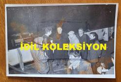 SANAYİCİ, İŞ ADAMI ve TÜSİAD ESKİ BAŞKANI ALİ KOÇMAN'IN ORİJİNAL FOTOĞRAFI - 18 x 12 cm EBADINDA - ALİ KOÇMAN, YANAN MİLAS 1 GEMİSİNİN YANINDAYKEN ÇEKİLMİŞ BİR KARE. OCAK 1983 (AÇIKLAMAYI OKUYUNUZ)