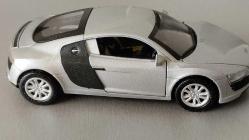 AUDİ R8 KAPILAR VE KAPUT AÇILABİLİYOR PİİLİ FARLAR YANIYOR.PİL OLMADIĞI İÇİN DENEMEDİ. ÇEK BIRAK . .DÖKÜM 1/43 ÖLÇEK KOLEKSİYON. KULLANILMAMIŞTIR . SIFIR GİBİ SADECE ÖN CAMDA ÇOK KÜÇÜK ÇİZİKLER VAR.RESİMDE GÖRÜLDÜĞÜ GİBİ