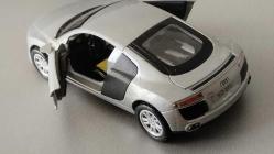 AUDİ R8 KAPILAR VE KAPUT AÇILABİLİYOR PİİLİ FARLAR YANIYOR.PİL OLMADIĞI İÇİN DENEMEDİ. ÇEK BIRAK . .DÖKÜM 1/43 ÖLÇEK KOLEKSİYON. KULLANILMAMIŞTIR . SIFIR GİBİ SADECE ÖN CAMDA ÇOK KÜÇÜK ÇİZİKLER VAR.RESİMDE GÖRÜLDÜĞÜ GİBİ