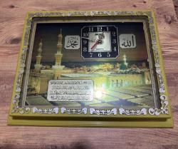 Medine manzaralı, üzerinde Mescid-i Nebevi görseli “ALLAH “ “MUHAMMED” ve AYETEL KÜRSİ yazan  Dekoratif Duvar Saati  Çalışır durumda. 42x35 cm