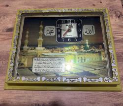 Medine manzaralı, üzerinde Mescid-i Nebevi görseli “ALLAH “ “MUHAMMED” ve AYETEL KÜRSİ yazan  Dekoratif Duvar Saati  Çalışır durumda. 42x35 cm