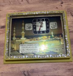 Medine manzaralı, üzerinde Mescid-i Nebevi görseli “ALLAH “ “MUHAMMED” ve AYETEL KÜRSİ yazan  Dekoratif Duvar Saati  Çalışır durumda. 42x35 cm