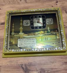 Medine manzaralı, üzerinde Mescid-i Nebevi görseli “ALLAH “ “MUHAMMED” ve AYETEL KÜRSİ yazan  Dekoratif Duvar Saati  Çalışır durumda. 42x35 cm