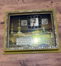 Medine manzaralı, üzerinde Mescid-i Nebevi görseli “ALLAH “ “MUHAMMED” ve AYETEL KÜRSİ yazan  Dekoratif Duvar Saati  Çalışır durumda. 42x35 cm