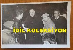 SANAYİCİ, İŞ ADAMI ve TÜSİAD ESKİ BAŞKANI ALİ KOÇMAN'IN ORİJİNAL FOTOĞRAFI - 18 x 12 cm EBADINDA - ALİ KOÇMAN, YANAN MİLAS 1 GEMİSİNİN YANINDAYKEN ÇEKİLMİŞ BİR KARE. OCAK 1983