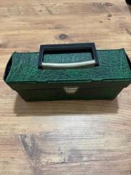 Vintage Yeşil Deri Görünümlü Takı aksesuar El Çantası  Retro Vintage tasarım, dikkat çekici zümrüt yeşili doku. Boy 25 cm En 7 cm  Yükseklik 12cm