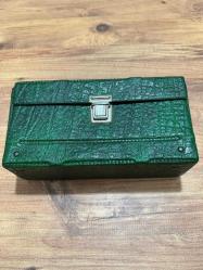 Vintage Yeşil Deri Görünümlü Takı aksesuar El Çantası  Retro Vintage tasarım, dikkat çekici zümrüt yeşili doku. Boy 25 cm En 7 cm  Yükseklik 12cm