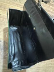 Vintage Yeşil Deri Görünümlü Takı aksesuar El Çantası  Retro Vintage tasarım, dikkat çekici zümrüt yeşili doku. Boy 25 cm En 7 cm  Yükseklik 12cm