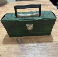 Vintage Yeşil Deri Görünümlü Takı aksesuar El Çantası  Retro Vintage tasarım, dikkat çekici zümrüt yeşili doku. Boy 25 cm En 7 cm  Yükseklik 12cm