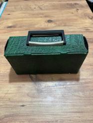 Vintage Yeşil Deri Görünümlü Takı aksesuar El Çantası  Retro Vintage tasarım, dikkat çekici zümrüt yeşili doku. Boy 25 cm En 7 cm  Yükseklik 12cm