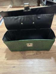 Vintage Yeşil Deri Görünümlü Takı aksesuar El Çantası  Retro Vintage tasarım, dikkat çekici zümrüt yeşili doku. Boy 25 cm En 7 cm  Yükseklik 12cm