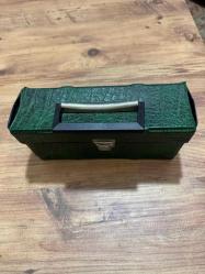 Vintage Yeşil Deri Görünümlü Takı aksesuar El Çantası  Retro Vintage tasarım, dikkat çekici zümrüt yeşili doku. Boy 25 cm En 7 cm  Yükseklik 12cm