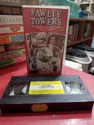 LOT.19 » FAWLTY TOWERS