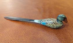 Avrupa, Vintage Tarzı Ördek Şeklinde Mektup Açacağı. Ahşap Üzeri Detaylı İşçiliğiyle El Boyamalı Zarif ve Eşsiz (Koleksiyonluk) Bir Üründür. Kullanılmış ve İyi Korunmuş Durumdadır. Renkleri İlk Günkü Gibidir. 1970'ler.