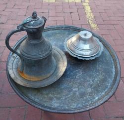 Tekke işi, Osmanlı Dönemi Mührü Süleyman Motifli, 56 cm. 2400 gr. Komple Desenli Bakır Tepsi, Mevlevi Sikkeli Ağır Etli Bakır  İbrik ve Kapaklı Bakır Sağan..Şark Köşesi için ideal..