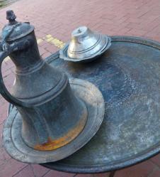 Tekke işi, Osmanlı Dönemi Mührü Süleyman Motifli, 56 cm. 2400 gr. Komple Desenli Bakır Tepsi, Mevlevi Sikkeli Ağır Etli Bakır  İbrik ve Kapaklı Bakır Sağan..Şark Köşesi için ideal..