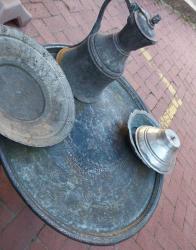 Tekke işi, Osmanlı Dönemi Mührü Süleyman Motifli, 56 cm. 2400 gr. Komple Desenli Bakır Tepsi, Mevlevi Sikkeli Ağır Etli Bakır  İbrik ve Kapaklı Bakır Sağan..Şark Köşesi için ideal..