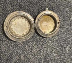 GÜMÜŞ KAPLAMA VE İŞLEMELİ RESİMLİK KOLYE UCU